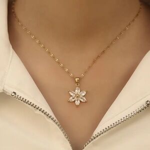 💛Beautiful 6 Petal Star Lilly Flower Zircon Pendant on 10kGP Delicate lip Chain